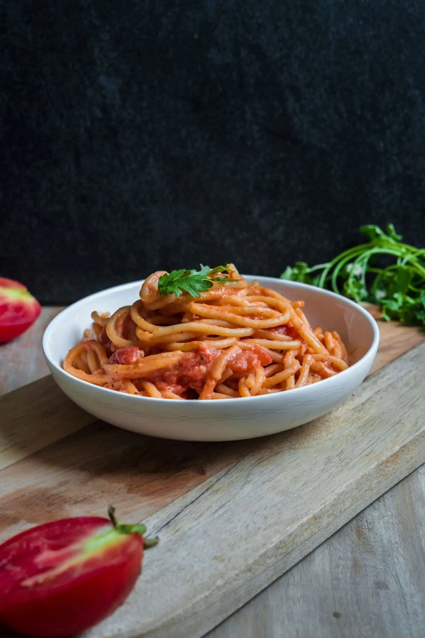 Plato de pasta con salsa de tomate